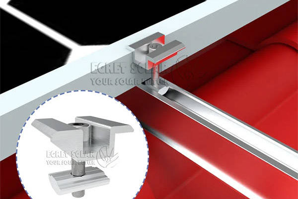 Qual é a função de uma braçadeira de painel solar em um sistema de painel solar?